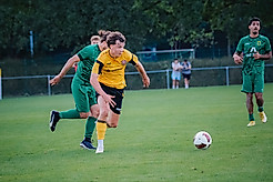 Ein Dynamo-Spieler dribbelt mit dem Ball.