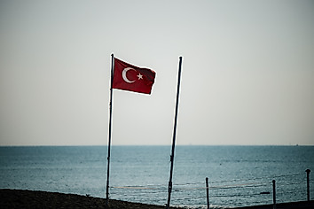 Eine Flagge der Türkei weht am Strand in Lara.