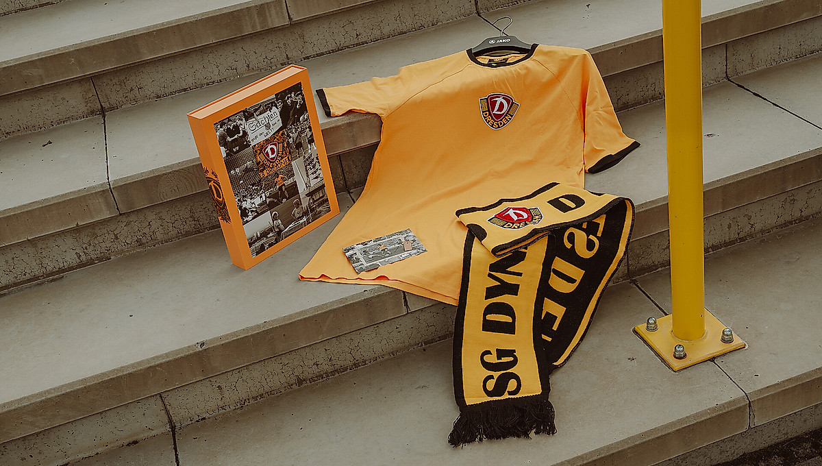 Ein Trikot, ein Schal und eine Postkarte aus der gelben Retrobox.