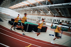 Die Spieler laufen in der Leichtathletikhalle bei einem Laktattest.