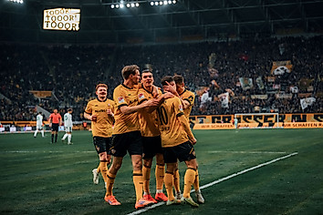 Jubeltraube aus Dynamo-Spielern