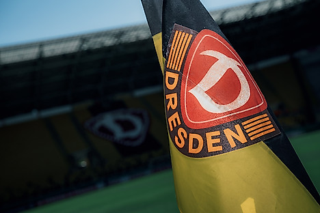 Die Eckfahne mit Dynamo-Wappen im Rudolf-Harbig-Stadion.