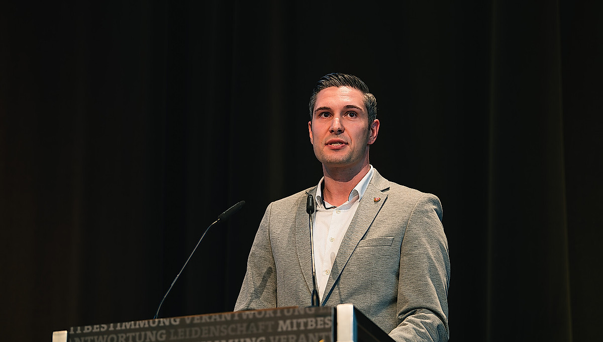 Stephan Zimmermann am Pult bei der Mitgliederversammlung.