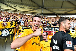 Florian Ballas freut sich nach dem Spiel mit den mitgereisten Dynamo-Fans.