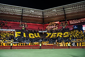 Vor der Partie präsentieren die rund 3.000 Dynamo-Fans im Nürnberger Max-Morlock-Stadion eine Choreo mit der Botschaft "FIGHTERS".
