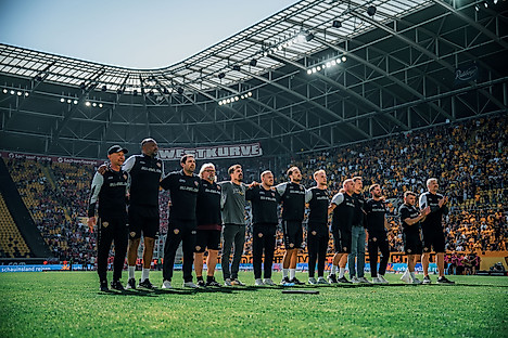 Das Trainerteam der SGD aus der Saison 2025/26 vor dem K-Block im Stadion.