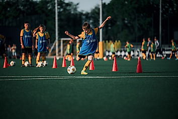 Ein Junge schießt den Ball auf ein Tor.
