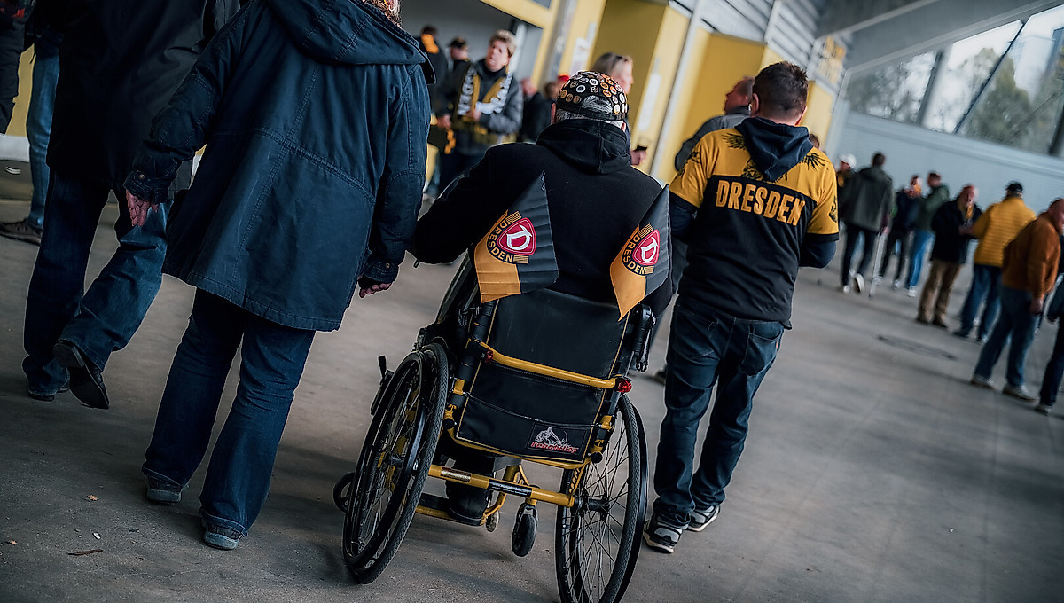 Ein Rollstuhlfahrer im Stadion.