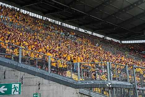 Der Gästeblock im Stadion auf dem Betzenberg gefüllt mit Dynamo-Fans.