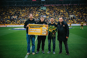 Vertreter des Zeugen der Flucht e.V. werdne durch den Dynamo-Präsidenten ausgezeichnet