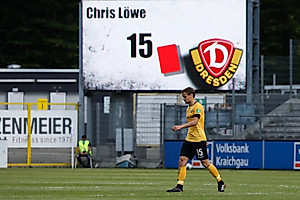 Ab Minute 72 in Unterzahl: Chris Löwe muss mit glatt Rot den Platz verlassen.