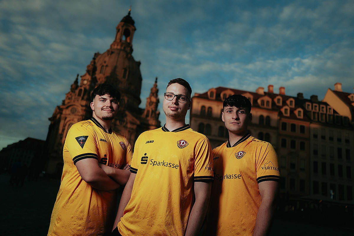 Das Teamfoto des eFußball-Teams von Dynamo mit Nils Coenen, Justin Weißflog und Marcel Grahmann.