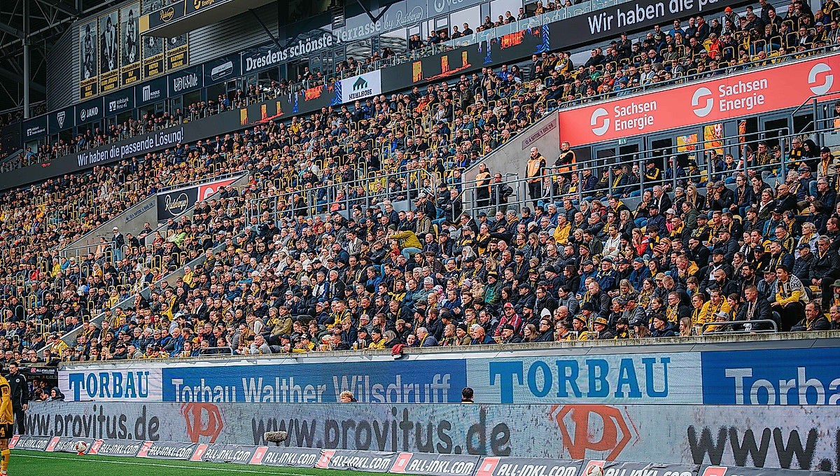 Tribüne im Rudolf-Harbig-Stadion bei einem Heimspiel der SG Dynamo Dresden