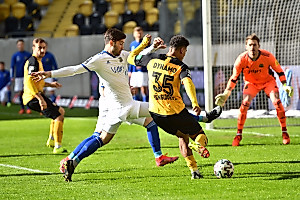 Königsdörffer dribbelt auf die Grundlinie und bereitet den Ausgleichstreffer von Pascal Sohm mustergültig vor. | Foto: Dennis Hetzschold