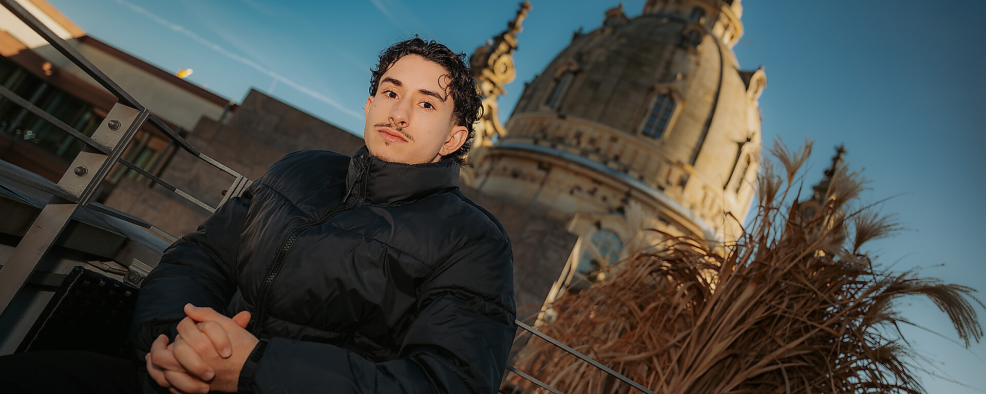 Jason Ceka vor der Dresdner Frauenkirche.