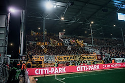 Auswärtsblock im Holstein-Stadion Kiel mit Dynamo-Fans