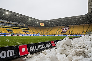 Nachdem der Platz am Morgen von vielen fleißigen Helferinnen und Helfern vom Schnee befreit worden war, konnte die Partie gegen den FCK wie geplant vonstatten gehen. | Foto: Dennis Hetzschold