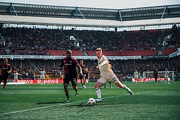 Jonas Sterner für Dynamo Dresden am Ball gegen den 1. FC Nürnberg