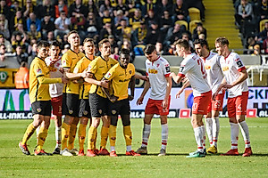 Die Dynamo-Offensive in Erwartung eines Eckballs