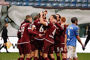 Torschütze Hartmann wird von seinen Teamkameraden geherzt. | Foto: Steffen Kuttner