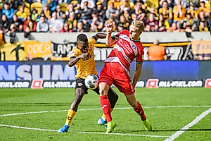 Koné kämpft mit Pieper um den Ball.