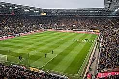 Das gefüllte Rudolf-Harbig-Stadion kurz vor dem Anstoß.