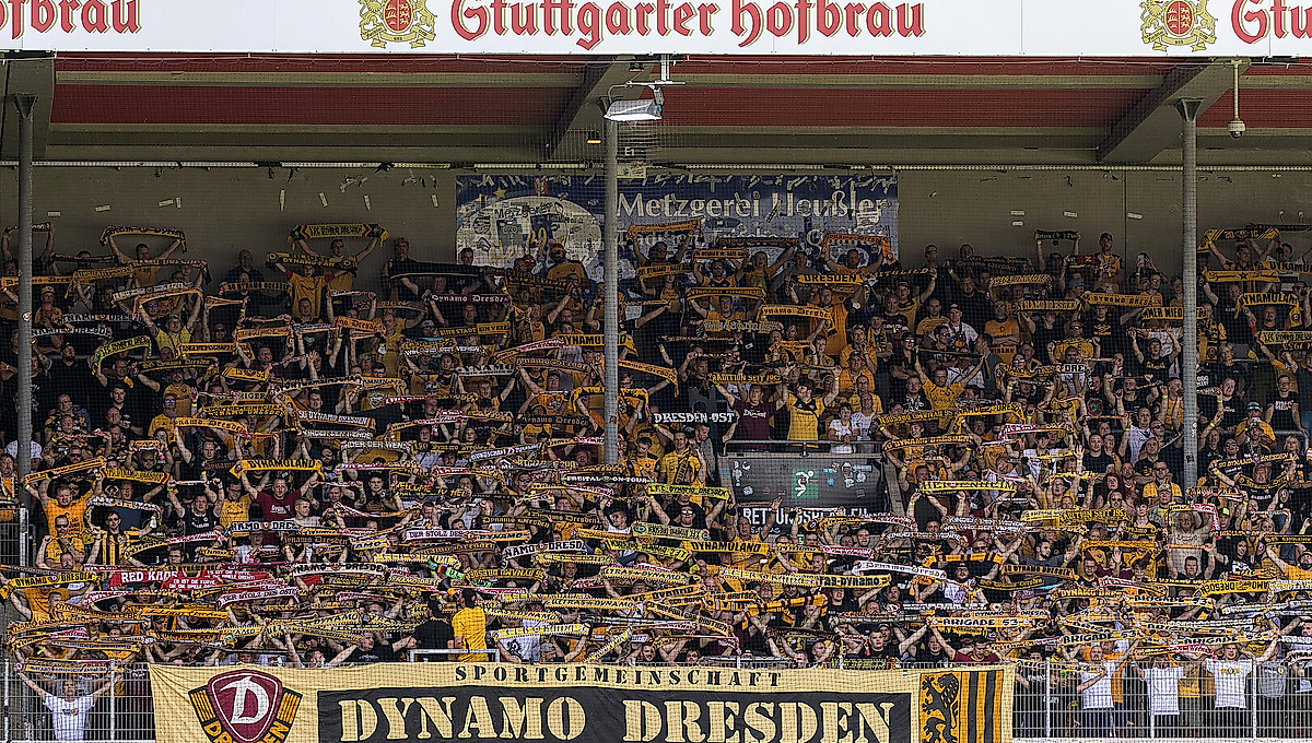 Der Gästeblock in der Voith-Arena Heidenheim gefüllt mit Fans von Dynamo Dresden