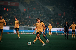 Friedrich Müller spielt einen Pass nach vorn.