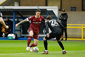 Panagiotis Vlachodimos versucht sein Glück im Zweikampf mit Christopher Lannert. | Foto: Steffen Kuttner