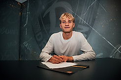Quentin Enold bei der Unterschrift seines ersten Profivertrags bei Schwarz-Gelb.