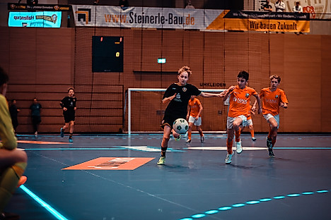 Ein Nachwuchsspieler der SGD im Zweikampf um den Ball im Vorjahres-Finale des Hallenturniers gegen den SC Borea Dresden.