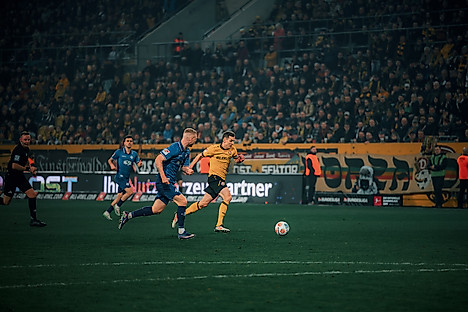Niklas Hauptmann am Ball im Spiel SG Dynamo Dresden gegen den SV Darmstadt 98.