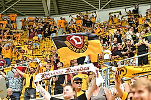 Die SGD feierte zum Saisonauftakt die Rückkehr der Dynamo-Fans ins Rudolf-Harbig-Stadion. 7.102 Zuschauer waren am Samstag vor Ort. | Foto: Dennis Hetzschold
