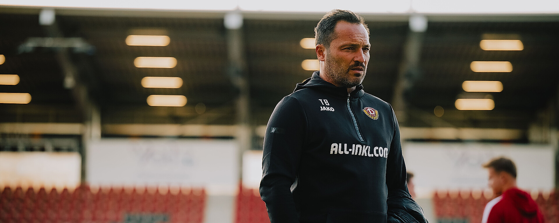 Thomas Brendel läuft im Stadion vom Spielfeld.
