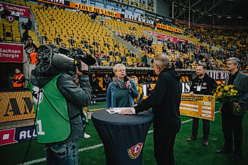 Interview auf dem Rasen des Rudolf-Harbig-Stadions mit Stadionsprecher Peter Hauskeller