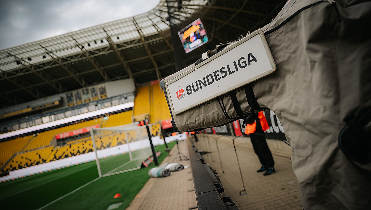 Eine TV-Kamera im Rudolf-Harbig-Stadion.