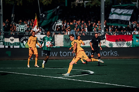 Alexander Rossipal holt zum Schuss aus.