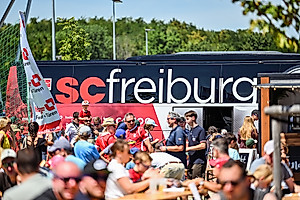 Juli: Gemeinsam mit etwa 18.000 Fans feiert der Sport-Club den Start in die neue Saison – Einweihung des Solardachs, Mitgliederehrungen und Stadionfest inklusive.