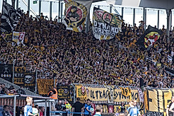 Fans von Dynamo Dresden im Gästeblock vom Eintracht-Stadion in Braunschweig