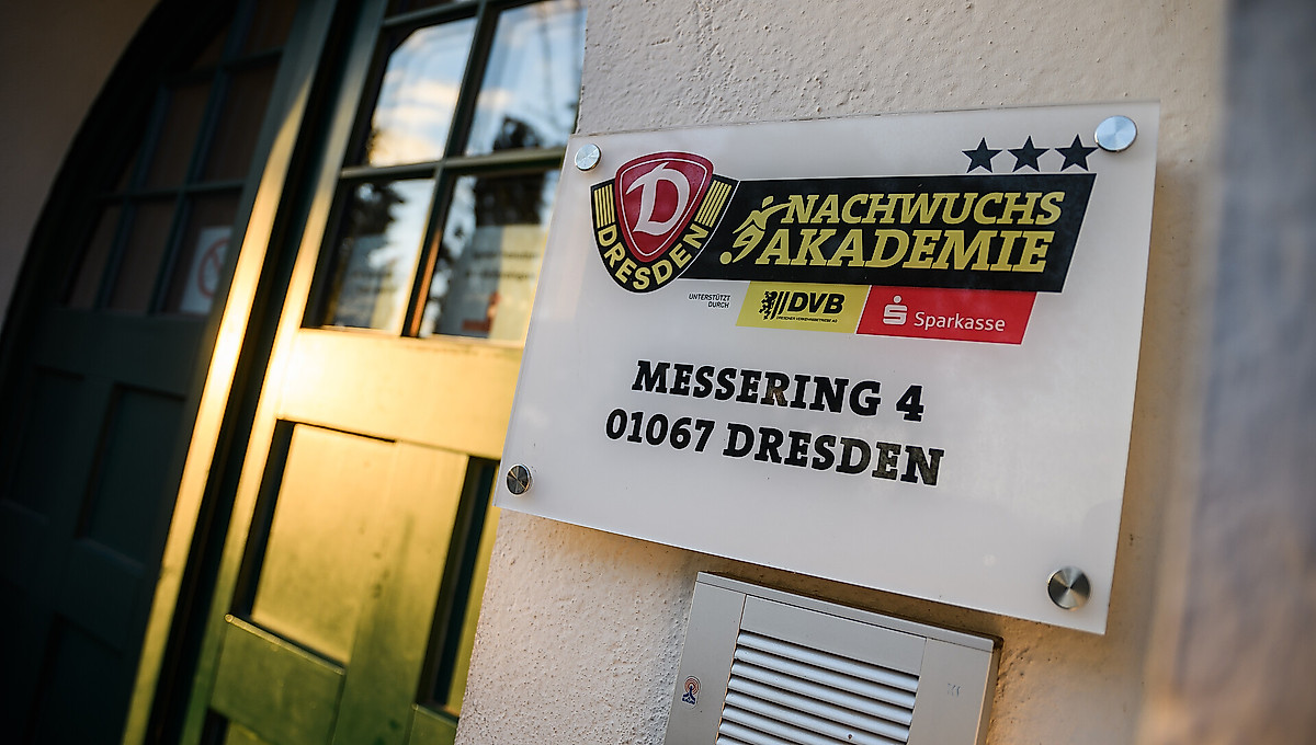 Schild, welches vor der Nachwuchs Akademie angebracht ist.