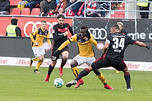 Moussa Koné setzt sich im Tempodribbling gegen Matip durch. (Foto: Steffen Kuttner)
