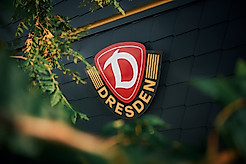 Das Wappen der SG Dynamo Dresden an einem Gebäude.