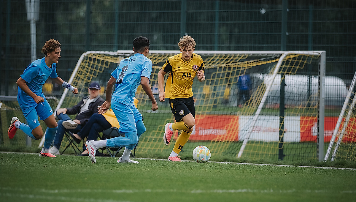 Ein Spieler der U16 im Zweikampf mit einem Spieler von Viktoria Berlin.