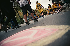Fans im Stadionumlauf des Rudolf-Harbig-Stadions.