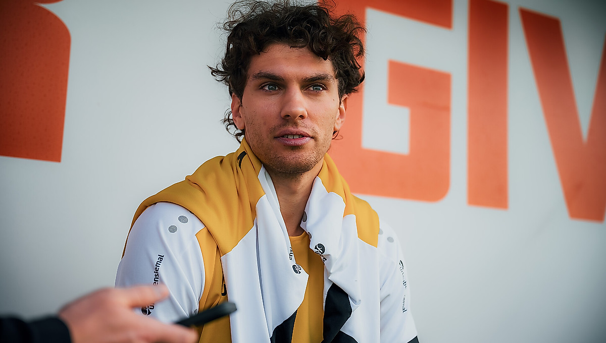 Julian Pauli auf der Trainerbank des Trainingsplatzes in Lara.