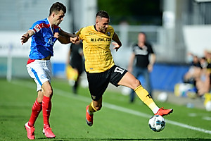 René Klingenburg hält sich seinen Gegenspieler vom Hals.