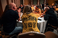 Fans sitzen zusammen am Tisch