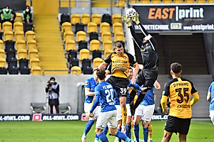 Gästekeeper Markus Kolke pflückt das Spielgerät vor Kevin Ehlers aus der Luft. | Foto: Dennis Hetzschold