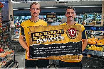 Vincent Vermeij und Nicolai Rapp mit einer XXL-Konsum-Vereinskarte im KONSUM-Markt.