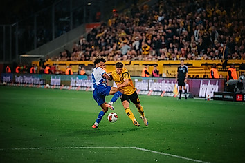 Zweikampf zwischen Spielern von Hertha BSC und Dynamo Dresden